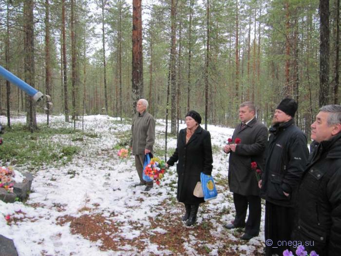 У поклонного креста. 2010.