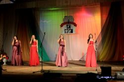 Девушки поют для полиатлонистов.
